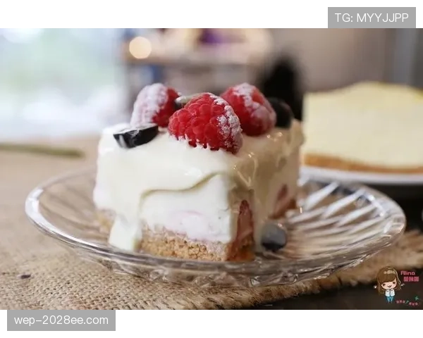 张玉宁刚晒早餐：海景、香槟、三层甜点塔——我这月工资去哪了