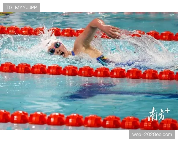 李冰洁训练场突然停下，周围队友全懵了，这日常也太奇怪了吧？