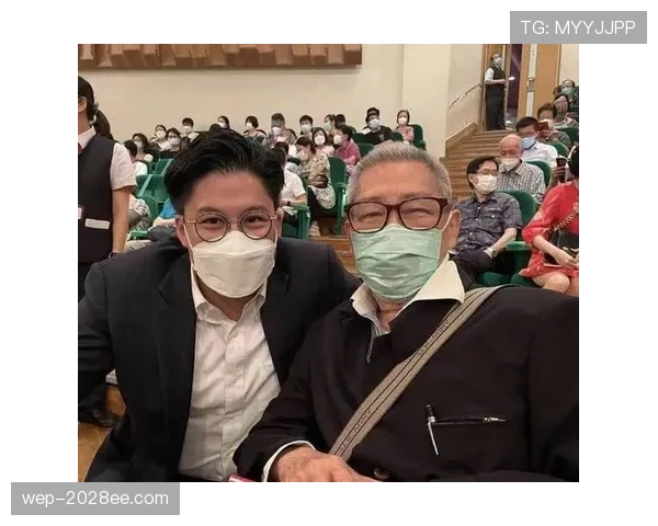 田亮又发日常了，泳池名表随手一摆就是豪门体面，我刷手机像在看别人的人生